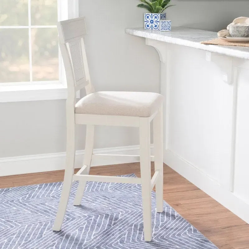 Handgefertigter Barhocker aus Rattan im Landhausstil