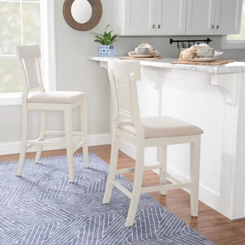 Handgefertigter Barhocker aus Rattan im Landhausstil
