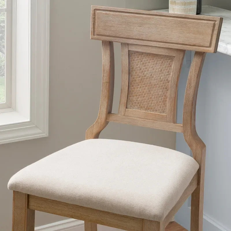 Handgefertigter Barhocker aus Rattan im Landhausstil