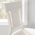 Handgefertigter Barhocker aus Rattan im Landhausstil