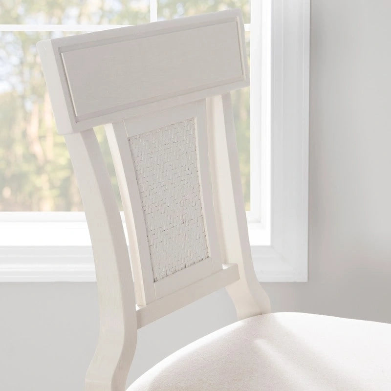 Handgefertigter Barhocker aus Rattan im Landhausstil