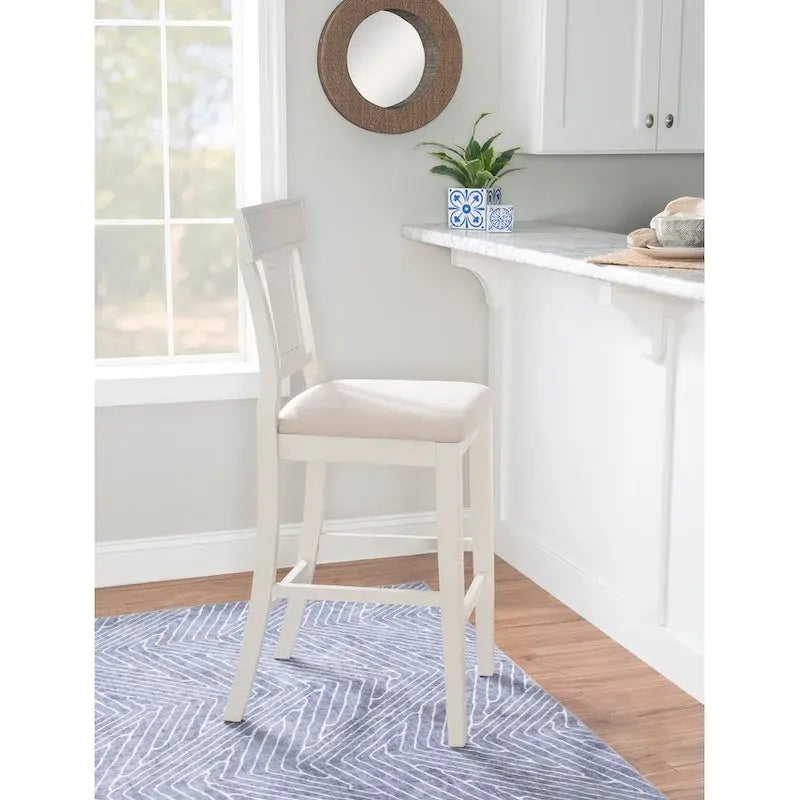 Handgefertigter Barhocker aus Rattan im Landhausstil