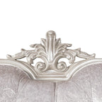 Traditioneller Armlehnstuhl mit Knopfheftung und Akzentkissen