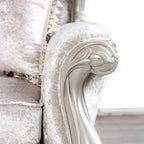 Traditioneller Armlehnstuhl mit Knopfheftung und Akzentkissen
