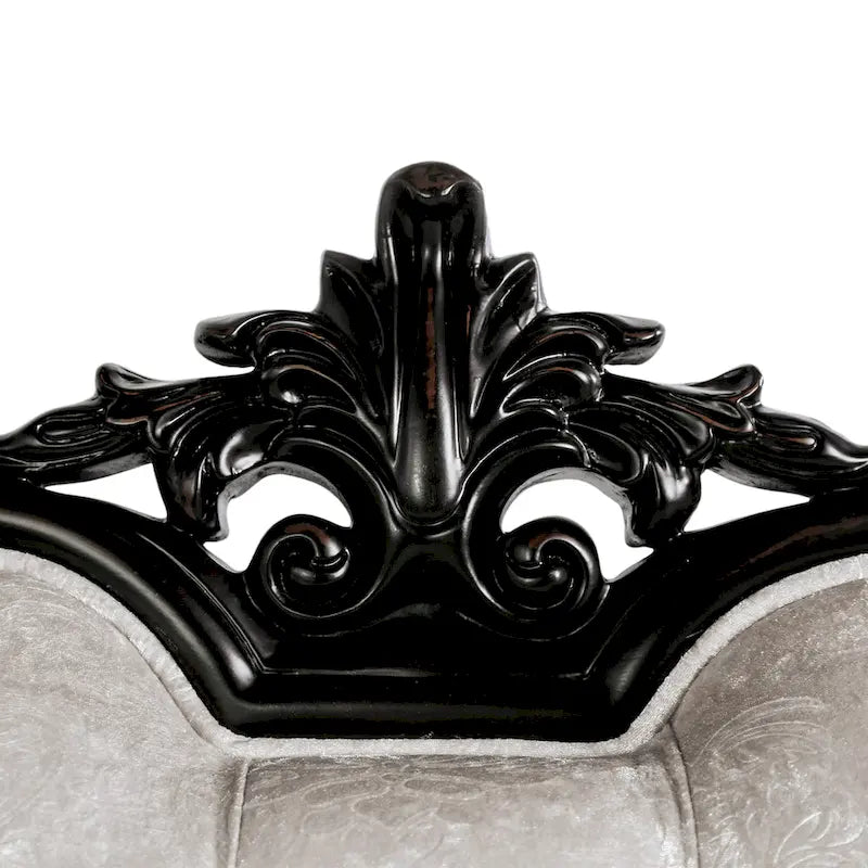 Traditioneller Armlehnstuhl mit Knopfheftung und Akzentkissen