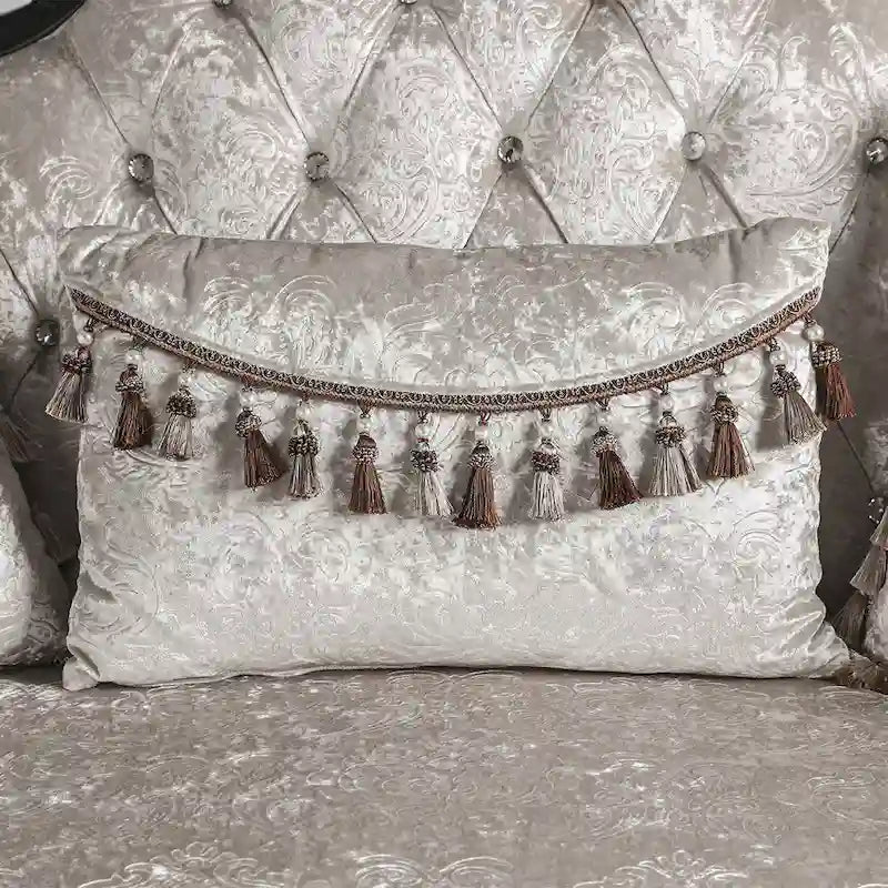 Traditioneller Armlehnstuhl mit Knopfheftung und Akzentkissen